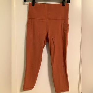 Athleta salutation capri s